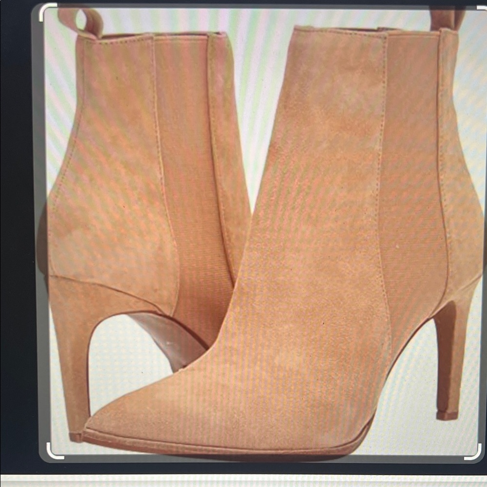 42 GOLD Kensington Ankle Booties in Light Tan Suede. SZ 7.5
